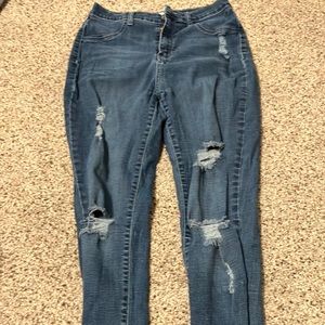 Very stretchy ripped jeans. I loved these jeans and they are in great condition!